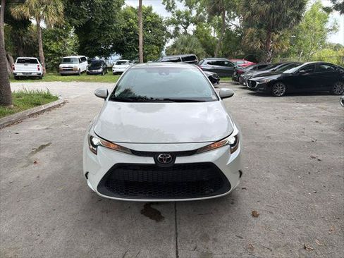 Used 2021 Toyota Corolla LE FWD image 3