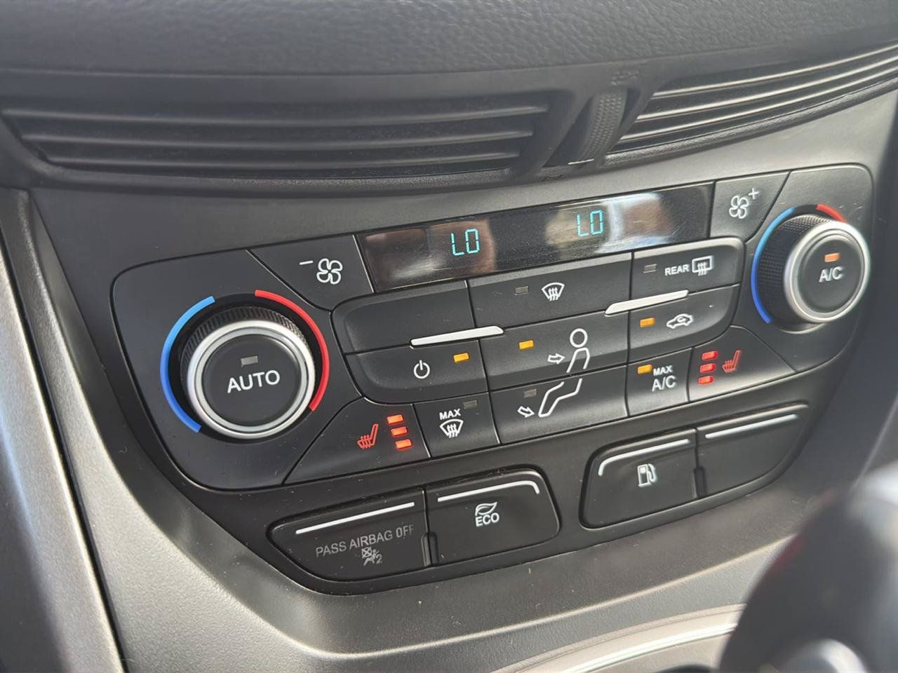 Used 2018 Ford C-MAX SE w/ Cold Weather Package FWD image 16