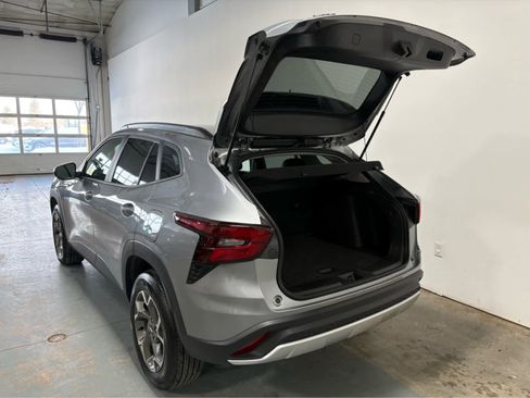 Certified 2025 Chevrolet Trax LT w/ LT Convenience Package image 4