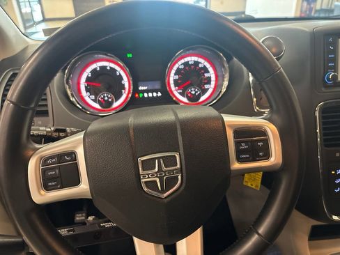 Used 2015 Dodge Grand Caravan SXT w/ UConnect Hands-Free Group FWD image 10