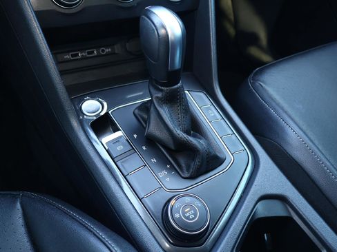 Used 2020 Volkswagen Tiguan SE image 25