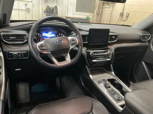 Used 2023 Ford Explorer Limited w/ Equipment Group 301A AWD/4WD image 9