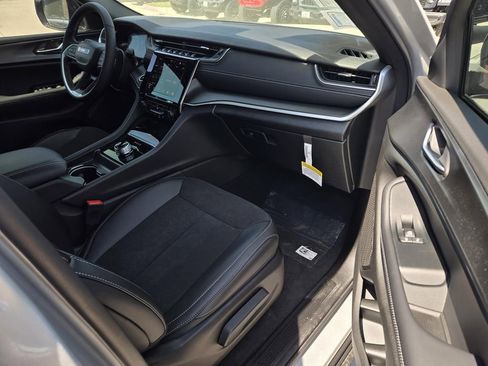 New 2025 Jeep Grand Cherokee L Laredo image 7