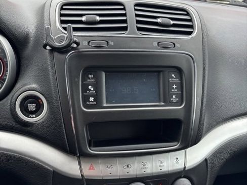 Used 2020 Dodge Journey SE w/ SE Popular Equipment Group image 9