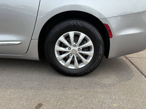 Used 2018 Chrysler Pacifica Touring-L FWD image 10
