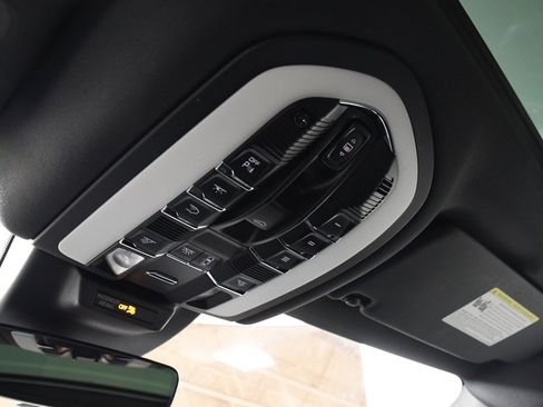 Used 2021 Porsche Macan image 32