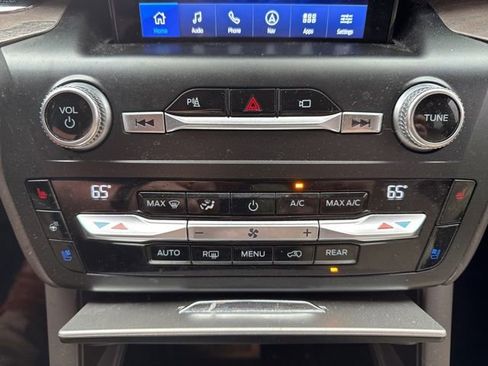 Used 2020 Ford Explorer Platinum w/ Premium Technology Package AWD/4WD image 23