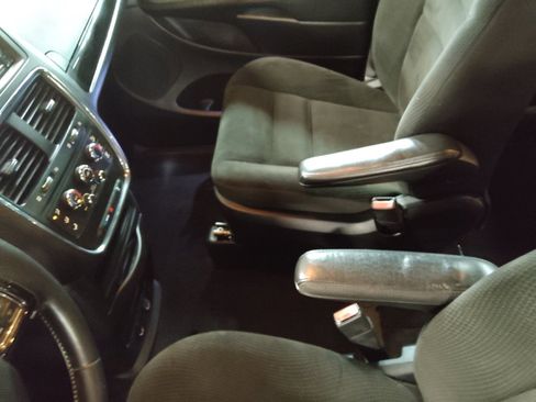 Used 2018 Dodge Grand Caravan SE image 26