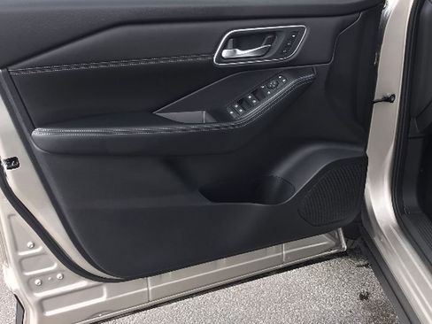 New 2026 Nissan Rogue Platinum image 4