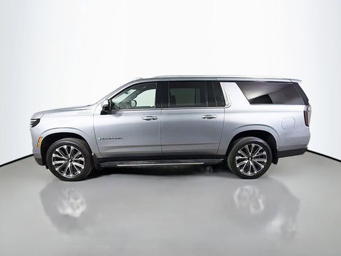 Used 2025 Chevrolet Suburban High Country AWD/4WD image 9