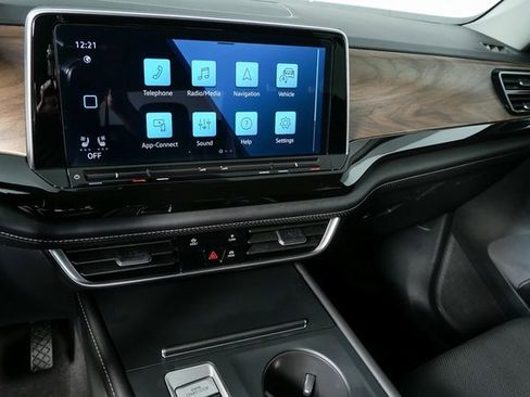 Certified 2025 Volkswagen Atlas SE image 6