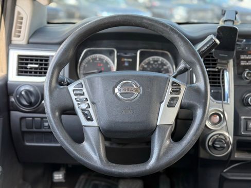 Used 2018 Nissan Titan 4x4 Crew Cab image 21