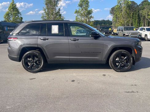 Used 2023 Jeep Grand Cherokee Altitude image 8