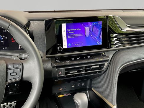 Used 2025 Toyota Camry SE w/ Convenience Package FWD image 9