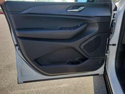 New 2025 Jeep Grand Cherokee Altitude image 13