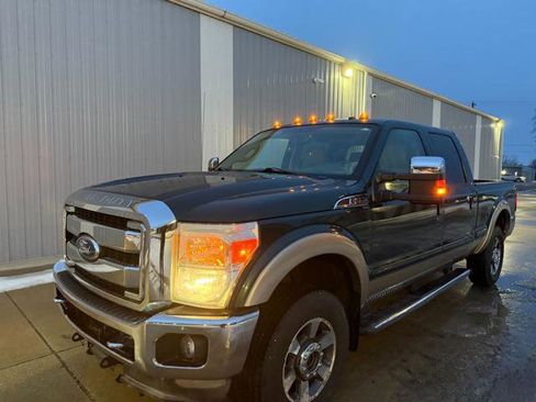 Used 2011 Ford F250 Lariat w/ Chrome Pkg image 2