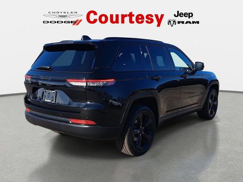 Used 2023 Jeep Grand Cherokee Altitude image 2