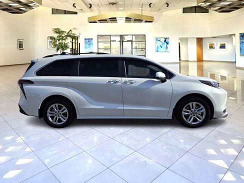 Used 2025 Toyota Sienna XLE w/ XLE Plus Package FWD image 4