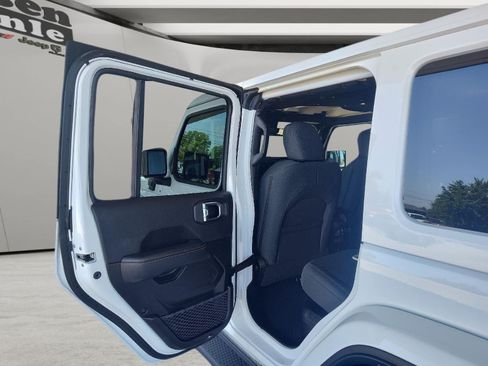 Used 2025 Jeep Wrangler Unlimited Sahara AWD/4WD image 7