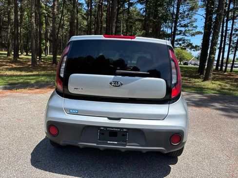 Used 2018 Kia Soul FWD image 4
