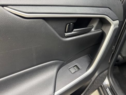 Used 2021 Toyota RAV4 LE FWD image 38