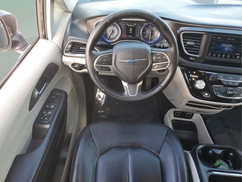 Used 2019 Chrysler Pacifica Touring-L image 12