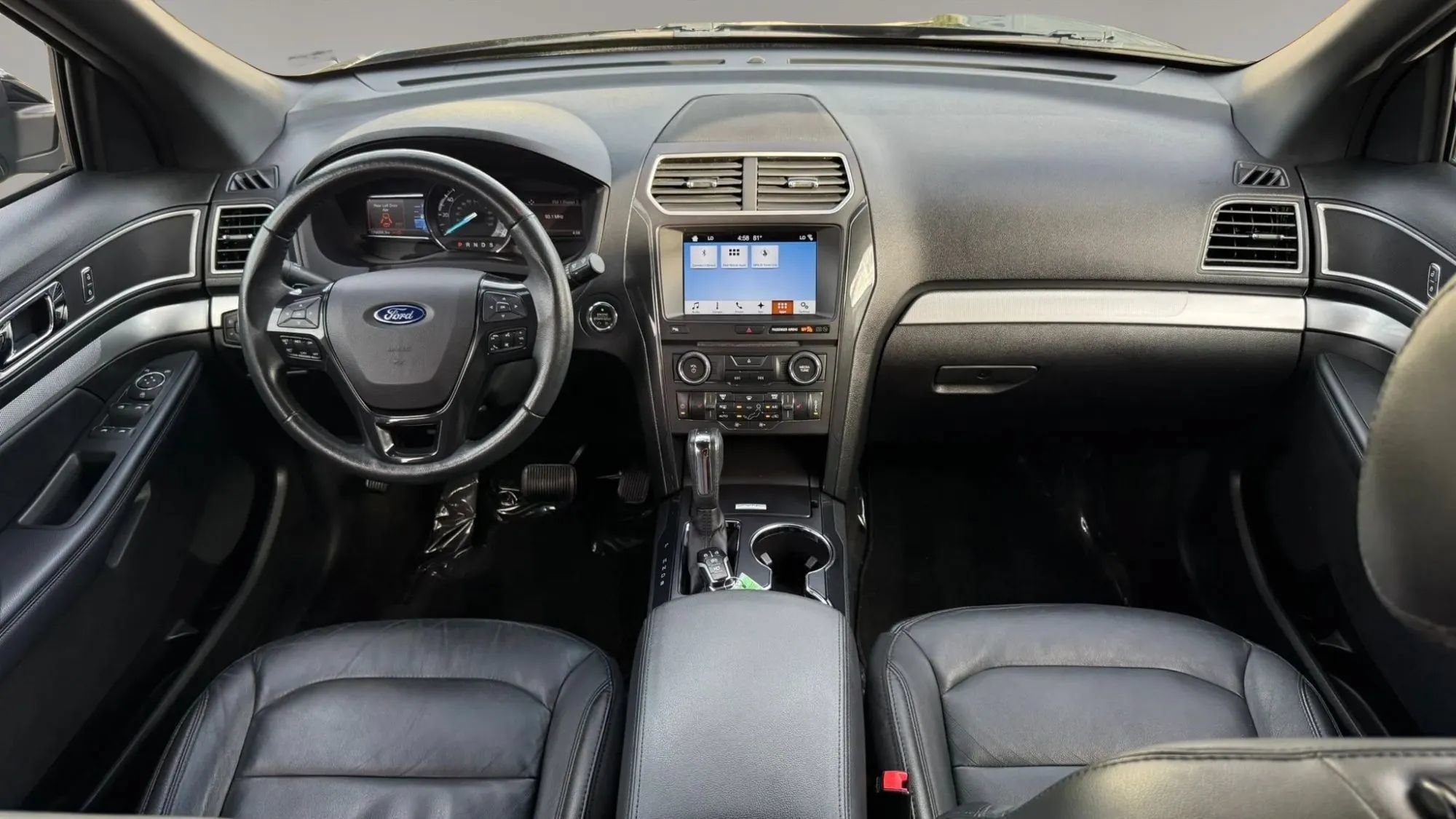 Used 2017 Ford Explorer XLT w/ Equipment Group 202A FWD image 31