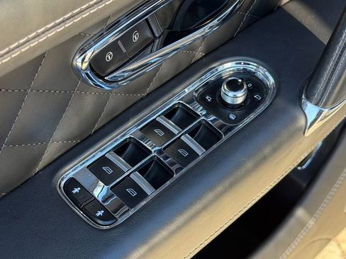 Used 2018 Bentley Bentayga image 14
