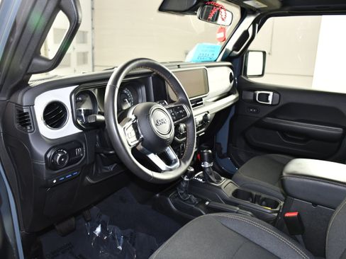 Used 2024 Jeep Wrangler Unlimited Sahara AWD/4WD image 2