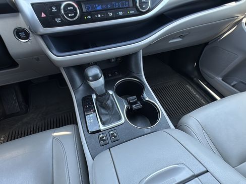 Used 2014 Toyota Highlander XLE AWD/4WD image 23