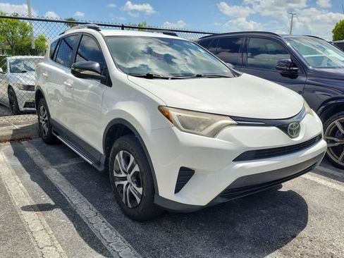 Used 2017 Toyota RAV4 LE FWD image 3