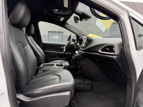 Used 2025 Chrysler Pacifica Select image 14