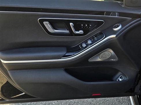 Used 2022 Mercedes-Benz S 580 4MATIC Sedan w/ AMG Line Package image 11