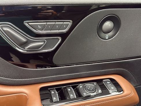 Used 2020 Lincoln Aviator Reserve w/ Equipment Group 201A image 11