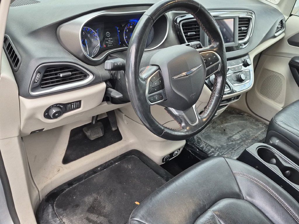 Used 2020 Chrysler Pacifica Touring-L FWD image 12