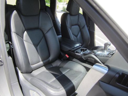 Used 2017 Porsche Cayenne image 19