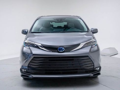 Used 2025 Toyota Sienna XLE image 8