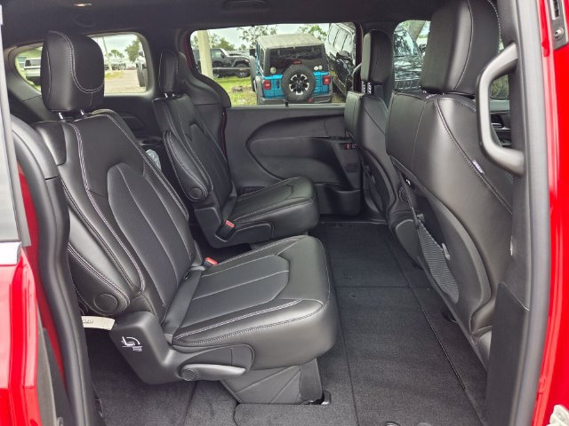 New 2027 Chrysler Pacifica Select FWD image 18