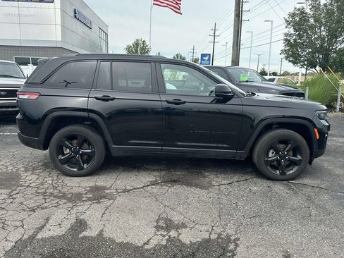 Used 2024 Jeep Grand Cherokee Altitude AWD/4WD image 2