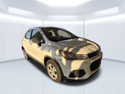 Used 2018 Chevrolet Trax LS FWD image 3