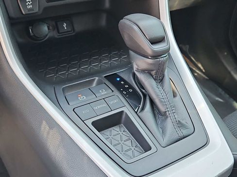 Used 2021 Toyota RAV4 LE w/ Carpet Mat Package (TMS) FWD image 31