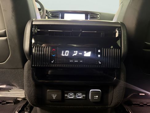 Used 2023 Jeep Wagoneer Series II w/ Convenience Group I AWD/4WD image 31
