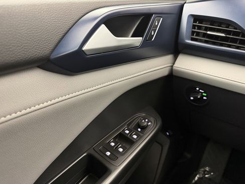 Used 2023 Volkswagen Taos SE w/ Black Wheel Package image 14