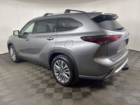 Used 2025 Toyota Highlander Platinum image 6