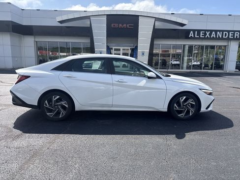 Used 2025 Hyundai Elantra SEL FWD image 2