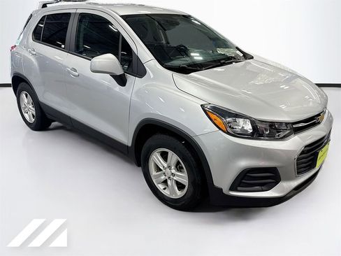Used 2020 Chevrolet Trax LS w/ Tint and Cruise Package FWD image 3