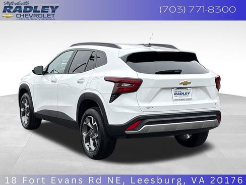 Used 2025 Chevrolet Trax LT image 3