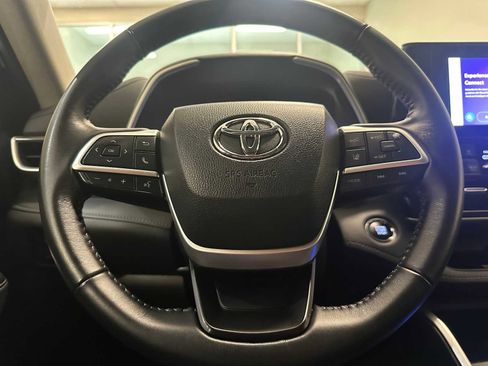 Used 2023 Toyota Highlander XLE AWD/4WD image 11