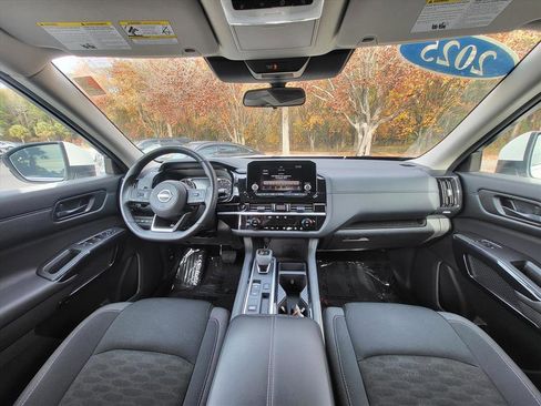 Used 2025 Nissan Pathfinder SV image 15