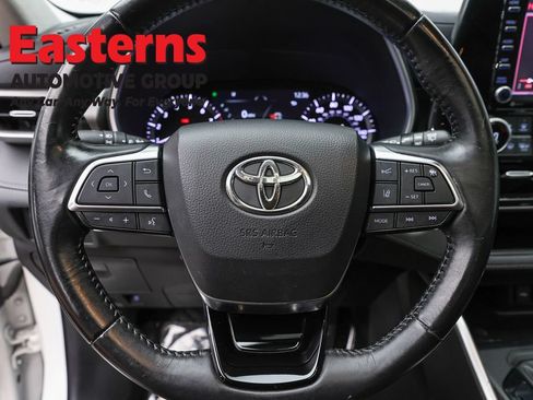 Used 2021 Toyota Highlander XLE AWD/4WD image 10